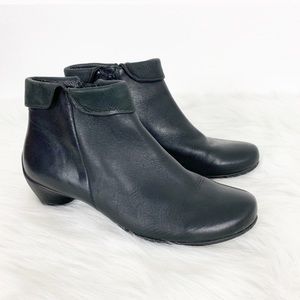 ECCO Black Leather ZIP up bootie size 10